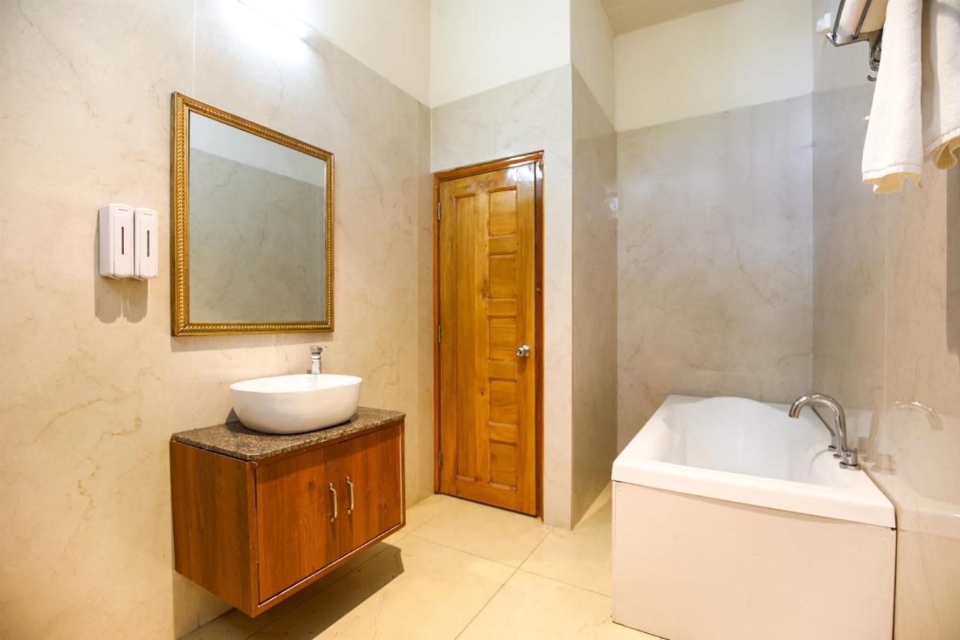La Nicholas Lake View By Summit Hotels Shillong Ngoại thất bức ảnh